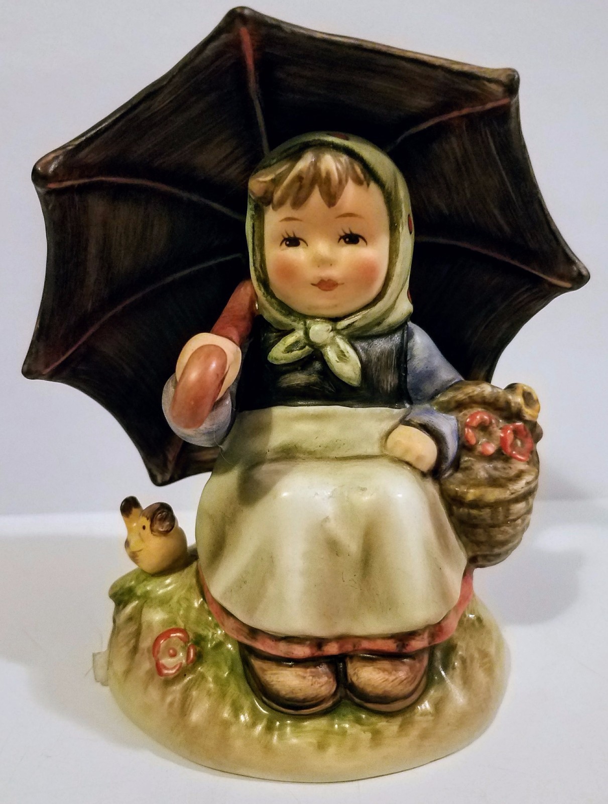 Goebel Hummel Gallery Collection 最新ニュース Hummel Goebel Smiling Through Umbrella Girl Figurine #408/0
