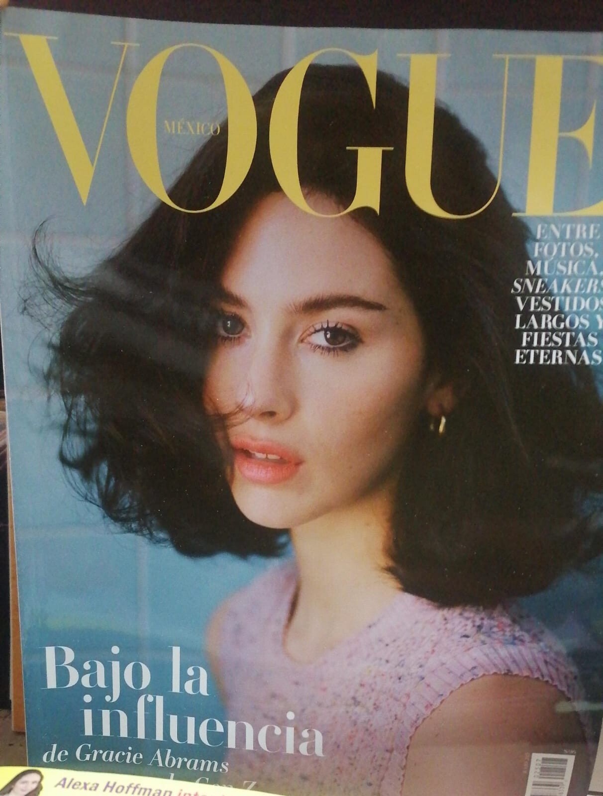 女性情報誌 Vogue Mexico Magazine April 2022 Emma Summerton For Vogues Mexico and Latin America April