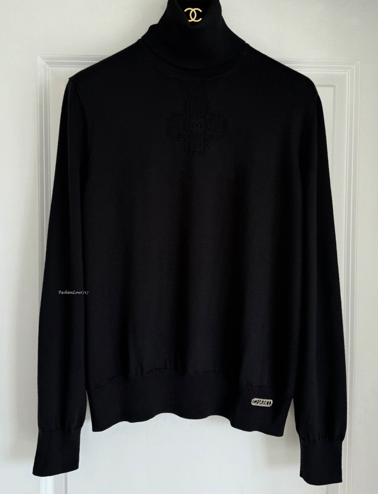 20A CHANEL BLACK GOLD CC LOGO EMBROIDERY TURTLENECK PULLOVER 20A CHANEL BLACK GOLD CC LOGO EMBROIDERY TURTLENECK PULLOVER