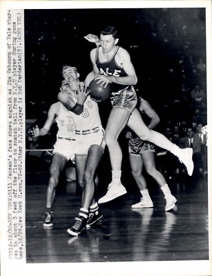 LAE4 Wire Photo BILL JENSEN NEW YORK U. vs YALE JIM OSBOURN STOLEN BASKETBALL