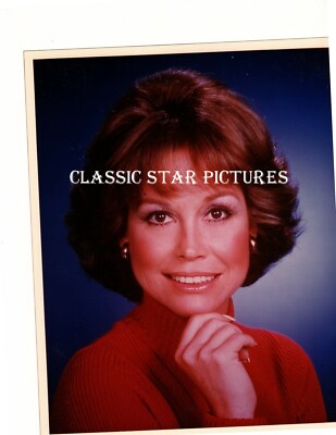 DD77 Mary Tyler Moore close up 8 x 10 color glossy photograph