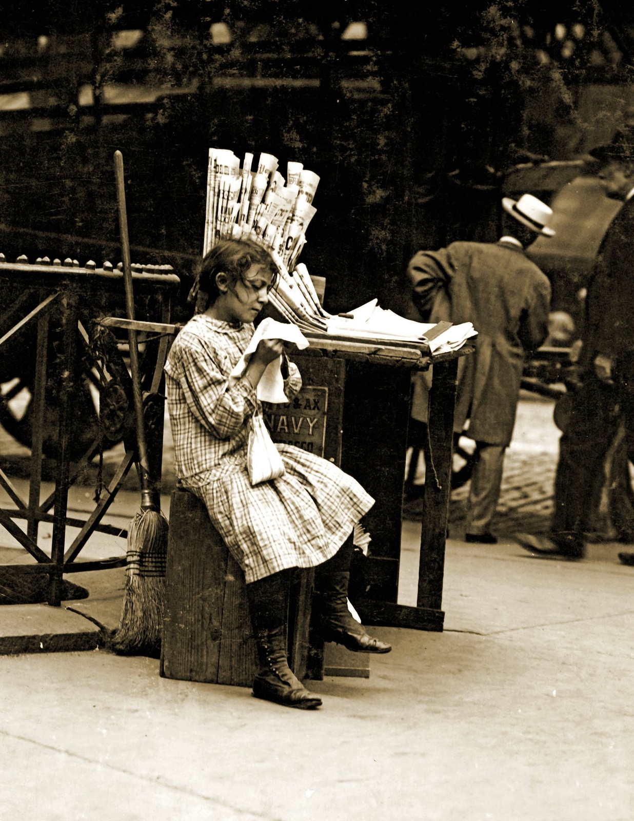 1910 Minnie Paster Tending a Stand, New York City Old Photo 8.5" x 11" Reprint