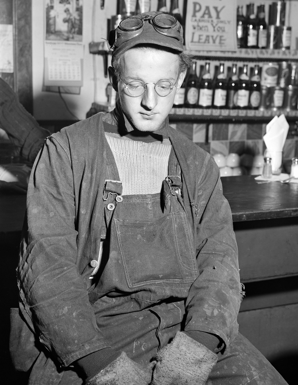 1940 Shipyard Worker, Bath, Maine Vintage Old Photo 8.5" x 11" Reprint