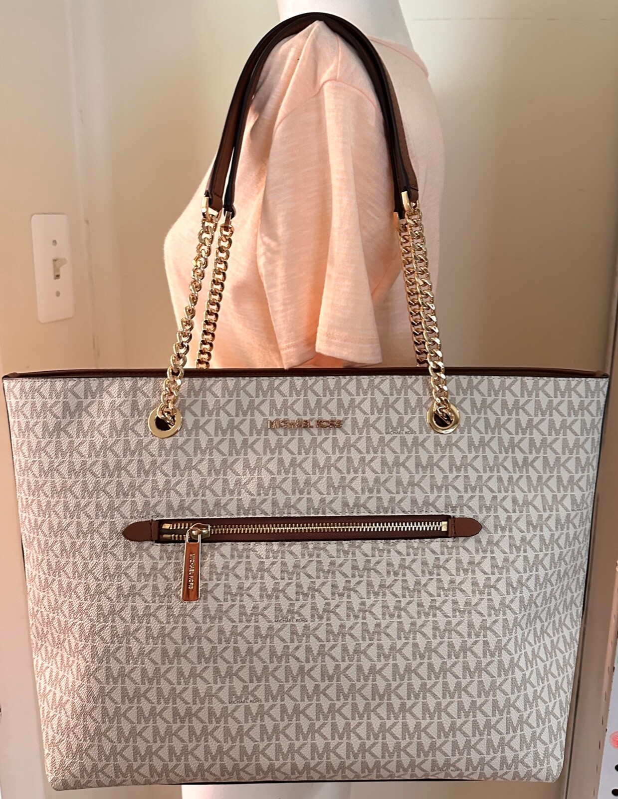 MICHAEL KORS JET SET CHARM FOLIO MKロゴカバー Michael Kors Jet Set Chain Vanilla MK Logo Large Zip Pocket