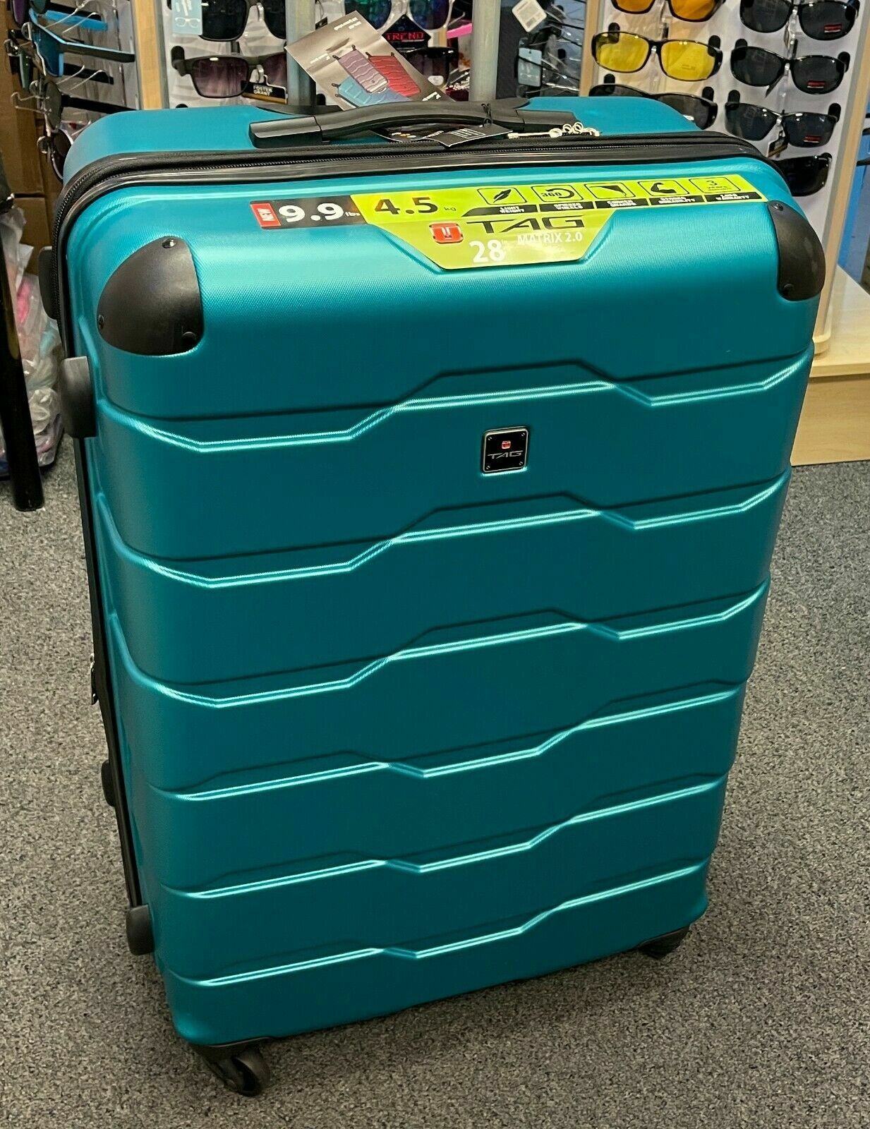 TAG Luggage 28'' with 4 Spinner Wheels only 9 .9 IB TAG Luggage 28'' with 4 Spinner Wheels only 9 .9 IB