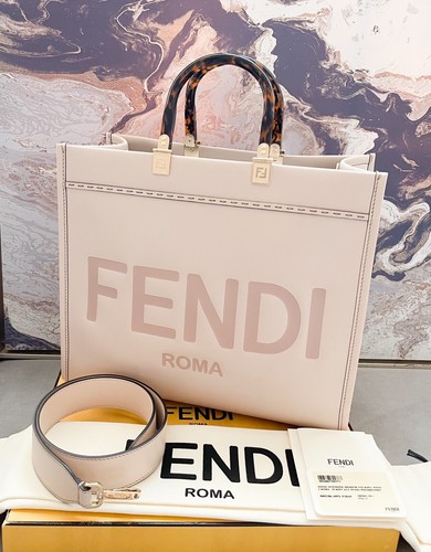 【FENDI】SUNSHINE MEDIUM TOTE BAG FENDI Medium Sunshine Raffia Tote Bag | Neutrals | FARFETCH