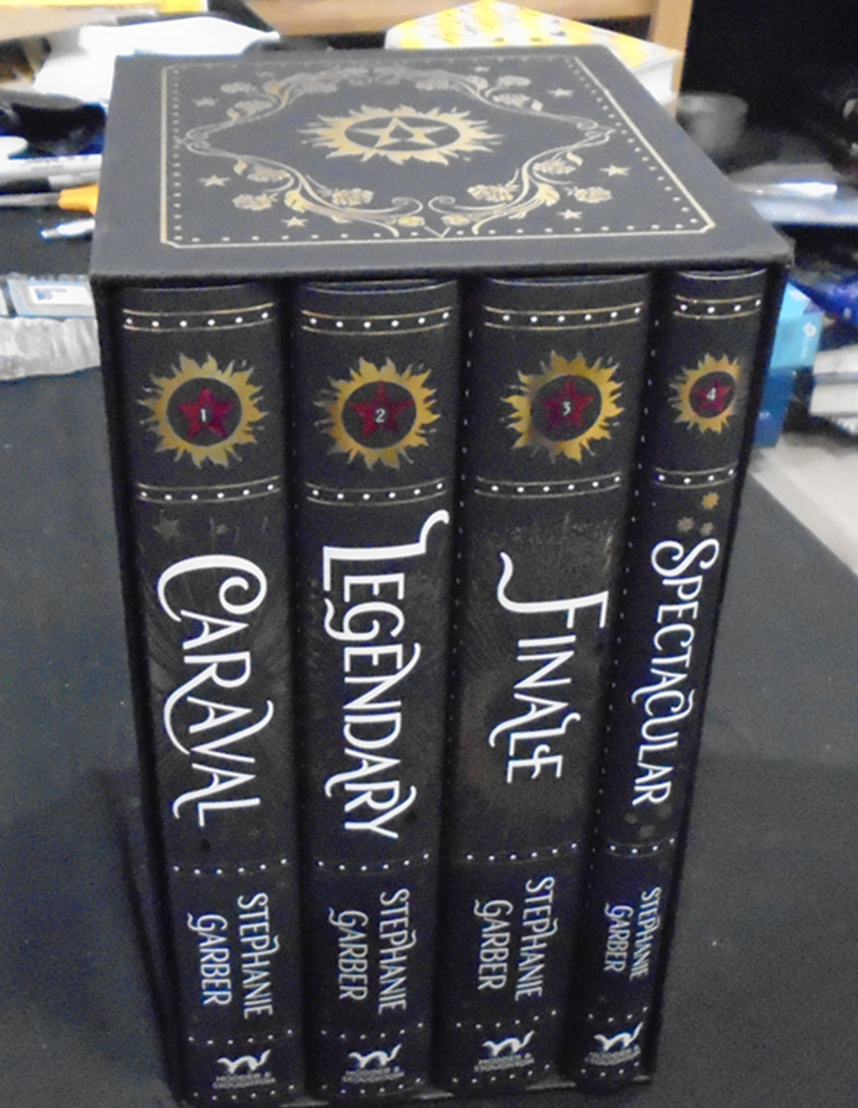 CARAVAL SERIES ステファニー・ガーバー著 Amazon.com: Caraval Paperback Boxed Set: Caraval, Legendary