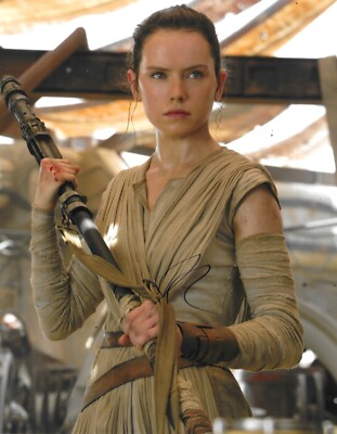 Daisy Ridley Signed Star Wars 10x8 Photo AFTAL