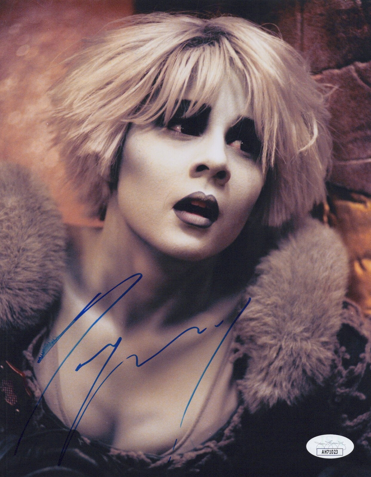 GIGI EDGLEY Signed FARSCAPE 8x10 Photo CHIANA Authentic