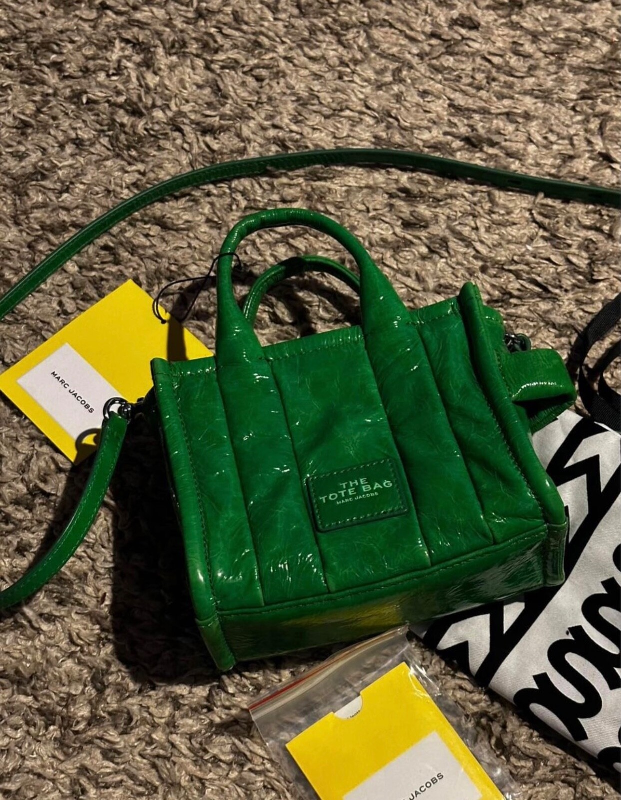 【関税込み】The Small Tote - Marc Jacobs - Leather - Green Amazon.com: Marc Jacobs The Small Tote, Peppermint