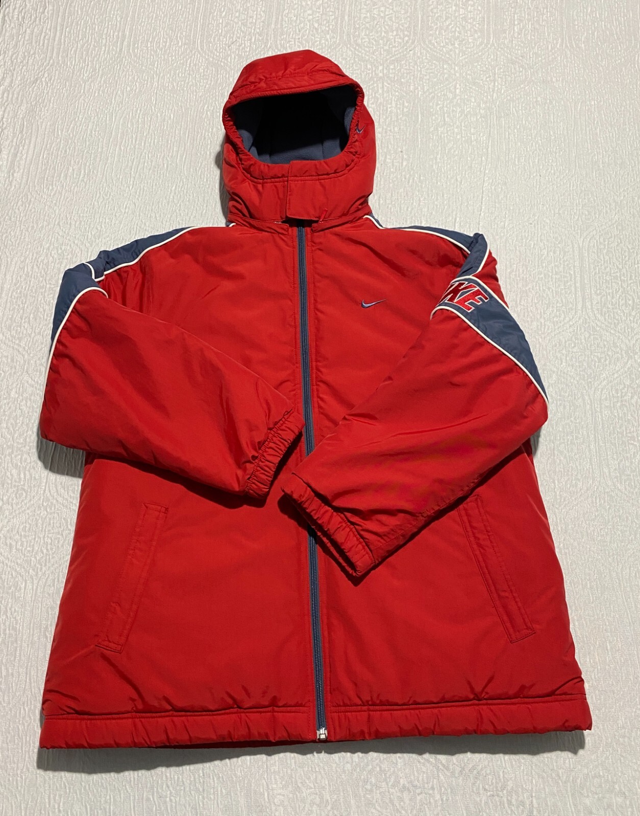 Nike 防水フード付きジャケット 赤/黒 入手困難】ナイキ 赤黒 ナイロンジャージ ジャケット ウィンド