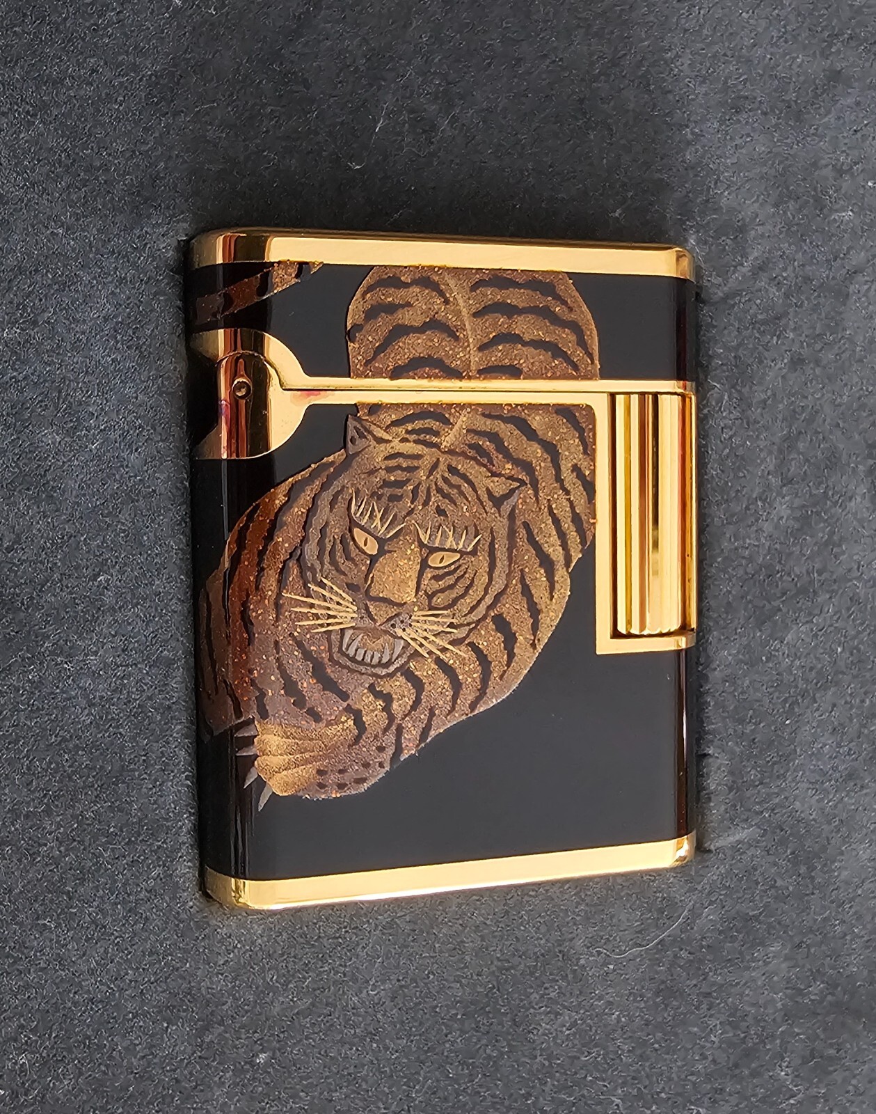 ST DUPONT MAKI E LACQUER GOLD SOUBRENY LIGHTER WILD TIGER ST DUPONT MAKI E LACQUER GOLD SOUBRENY LIGHTER WILD TIGER