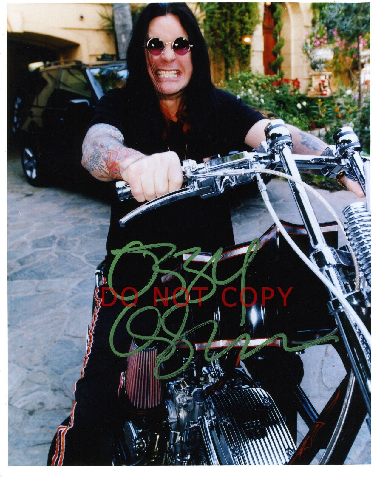 オージー・オズボーン(Black Sabbath)の直筆サイン入りカラー写真 オージー・オズボーン(Black Sabbath)の直筆サイン入りカラー