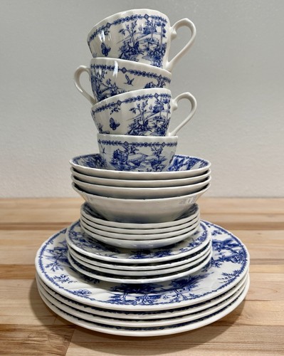 20pc Queens Chelsea Toile Blue White Scalloped Service For 4 Dinnerware Set, EUC