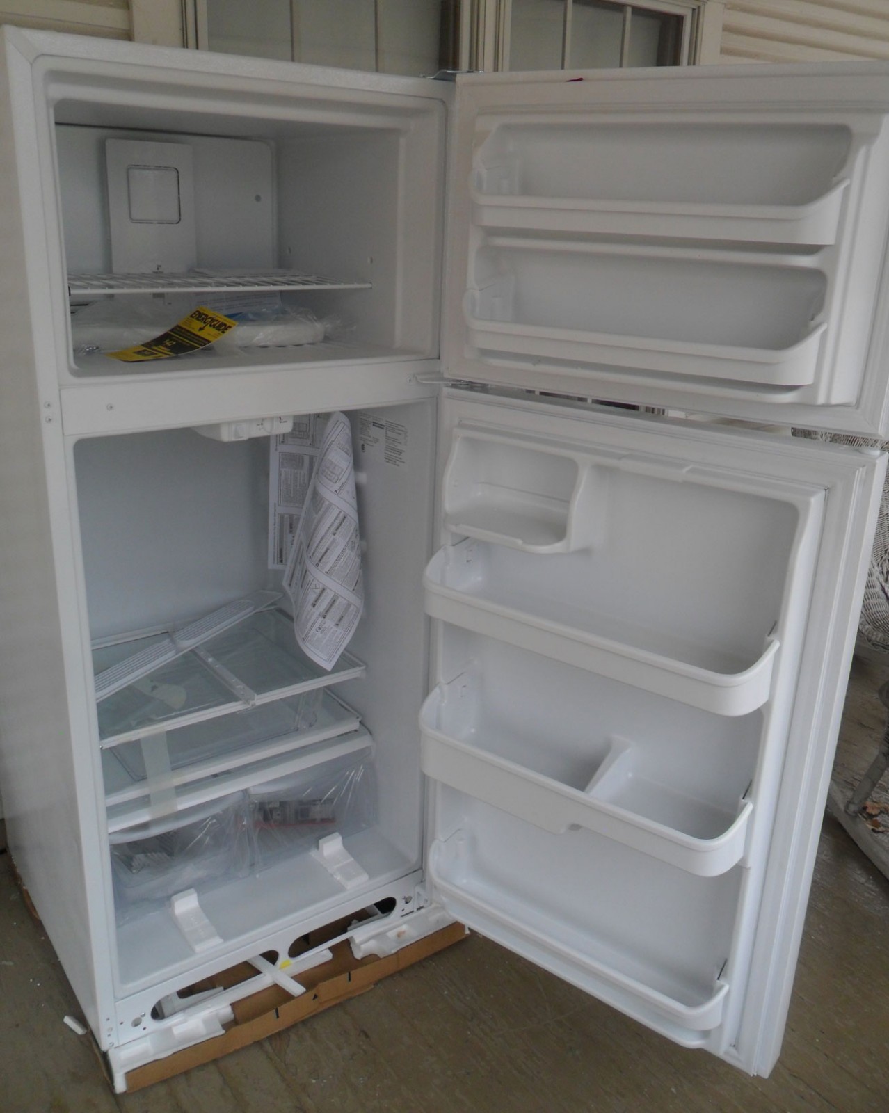 FRIGIDAIRE Refrigerator,Top Freezer,16.3cu ft,White, FFHT1621TW,  PICK UP ONLY