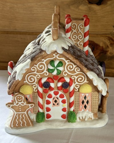 PARTYLITE GINGERBREAD HOUSE P7304 TEALIGHT HOLIDAY CHRISTMAS CANDY HOUSE