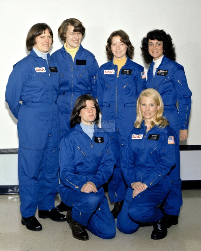 NASA's FIRST CLASS OF FEMALE ASTRONAUTS SALLY RIDE - 8X10