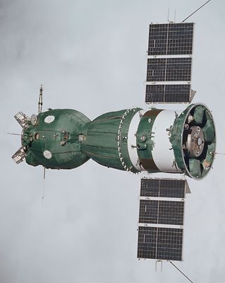 SOYUZ 19 SPACECRAFT DURING APOLLO-SOYUZ TEST PROJECT - 8X10 NASA PHOTO (AA-099)