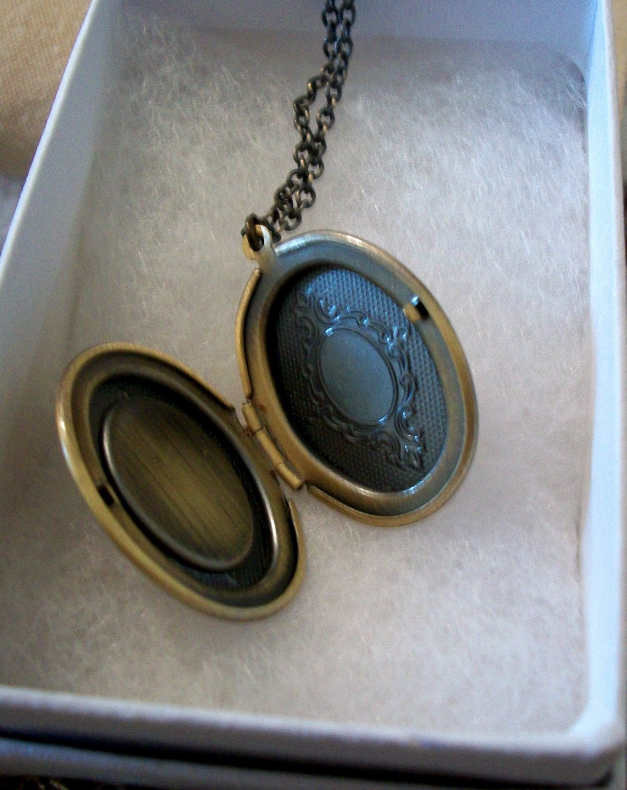 ELEPHANT HEAD Vtg Photo LOCKET NECKLACE - Antiqued Brass - GR8 GIFT GOOD QUALITY