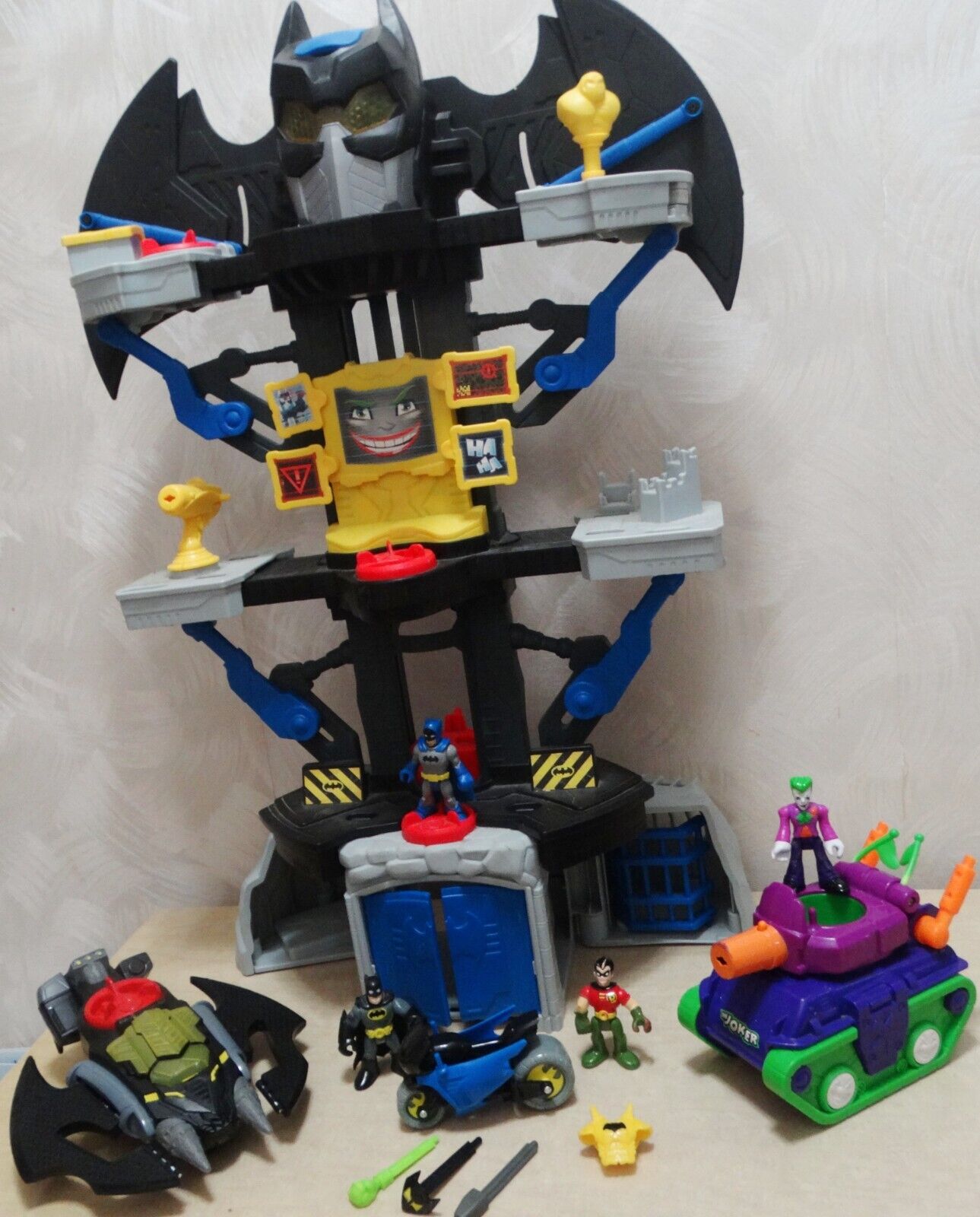 FISHER-PRICE IMAGINEXT DC Super Friends Batman Batcave FISHER-PRICE IMAGINEXT DC Super Friends Batman Batcave