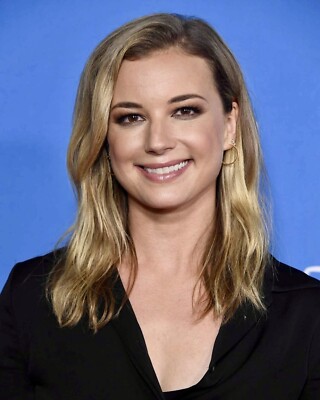 Emily VanCamp 8x10 Photo