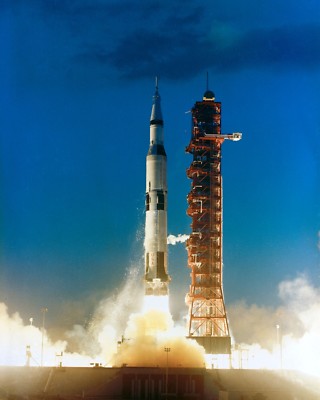 APOLLO 4 LIFTS OFF FROM PAD AT KENNEDY SPACE CENTER - 8X10 NASA PHOTO (AB-683)