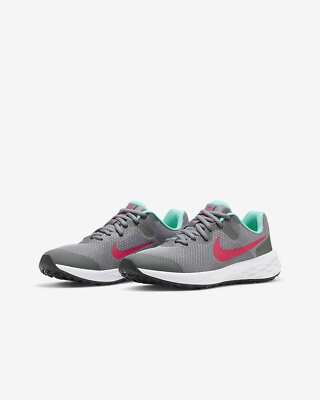 

Кроссовки Nike Big Kids Revolution 6, дымчато-серый/красный сирена, 7 D Medium США, Smoke grey/siren red