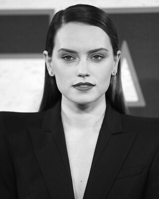  SEXY DAISY RIDLEY 8x10 PHOTO *