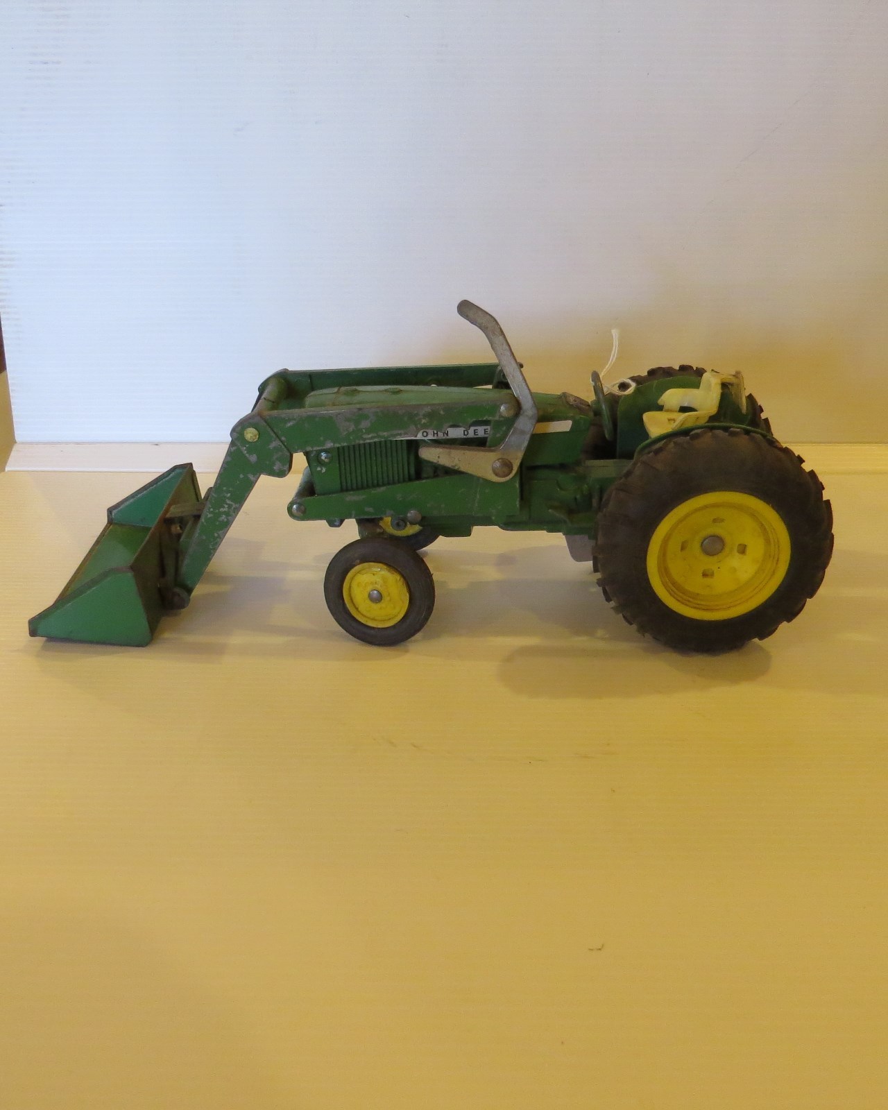 Ertl John Deere Tractor & Loader JD013