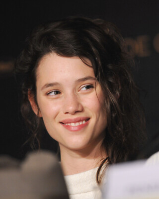 ASTRID BERGES-FRISBEY 8x10 PHOTO *