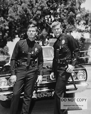 KENT McCORD & MARTIN MILNER IN TV SHOW ''ADAM-12'' - 8X10 PUBLICITY PHOTO (DA-506)