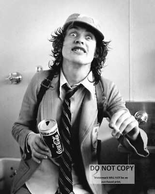 ANGUS YOUNG ''AC/DC'' LEAD GUITARIST CO-FOUNDER - 8X10 PUBLICITY PHOTO (AB904)