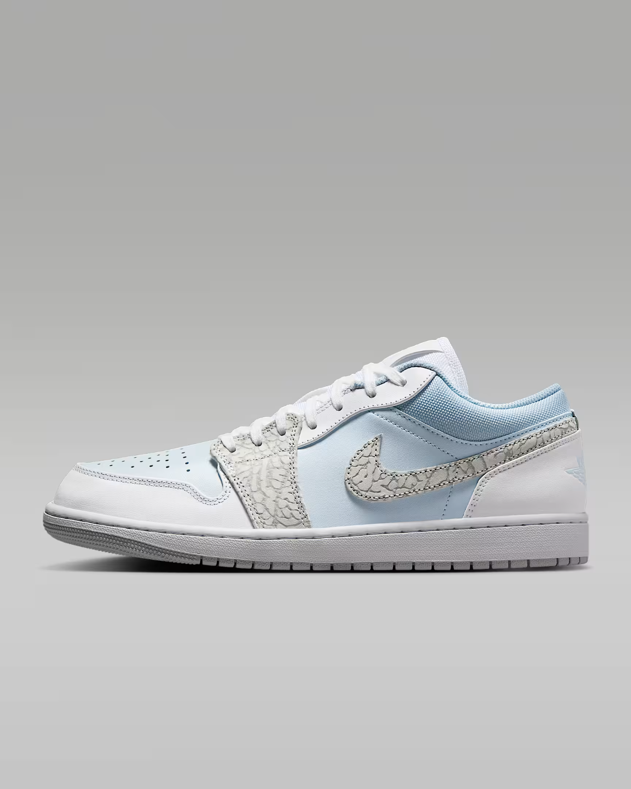 靴 Nike Air Jordan 1 Low Light Grey Sail Air Jordan 1 Low Light Smoke Grey Sail Black Sneakers Outfits