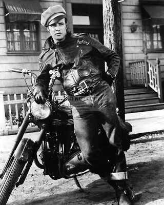 MARLON BRANDO IN ''THE WILD ONE'' - 8X10 PUBLICITY PHOTO (SP271)