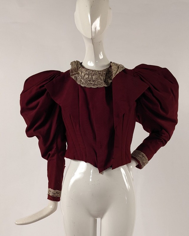 VICTORIAN 1890’S RED PUFF SLEEVE JACKET W LACE TRIM