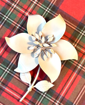 BRIGHT WHITE VINTAGE METAL ENAMEL LILY FLOWER PIN,FLOWER BROOCH,LARGE SIZE BLOOM