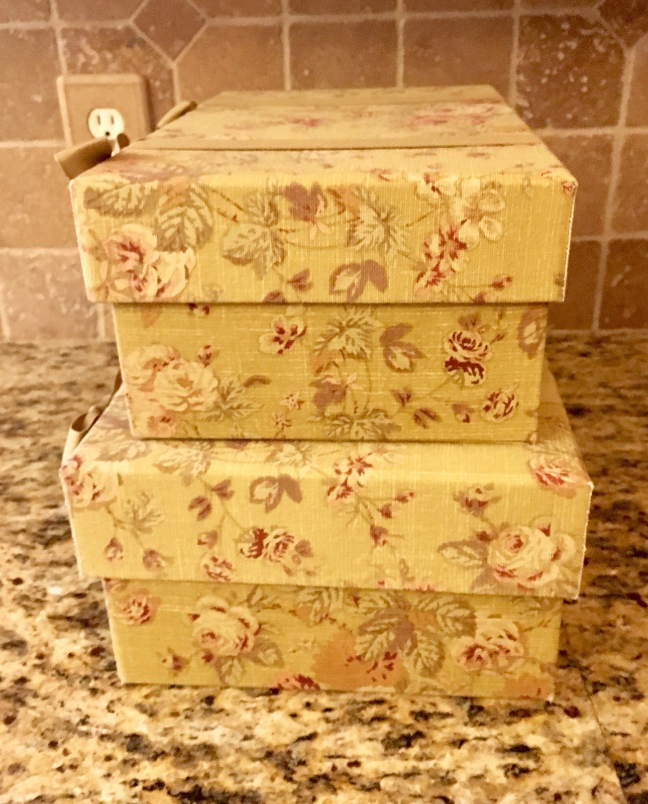 4 MATCHING FARMHOUSE SET ~ 2 WICKER BASKETS + LINERS, 2 NESTING BOXES + BOWS