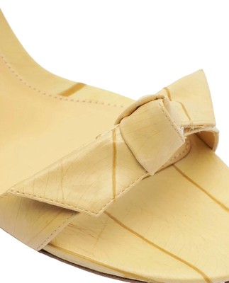 Pre-owned Alexandre Birman Women's Clarita Curve Beleaf 60 Sandal In Vanilla - Size 9 In Yellow