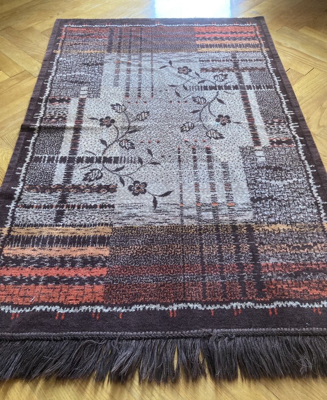 Joli  Tapis   Laine  144 Cm - 93 Cm.  Tbe
