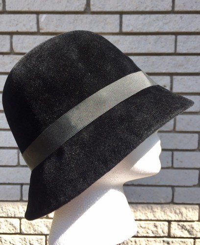Vtg Women's Black Velvet Felt Cloche Cotillion Hat Ribbon Mr John Paris Original