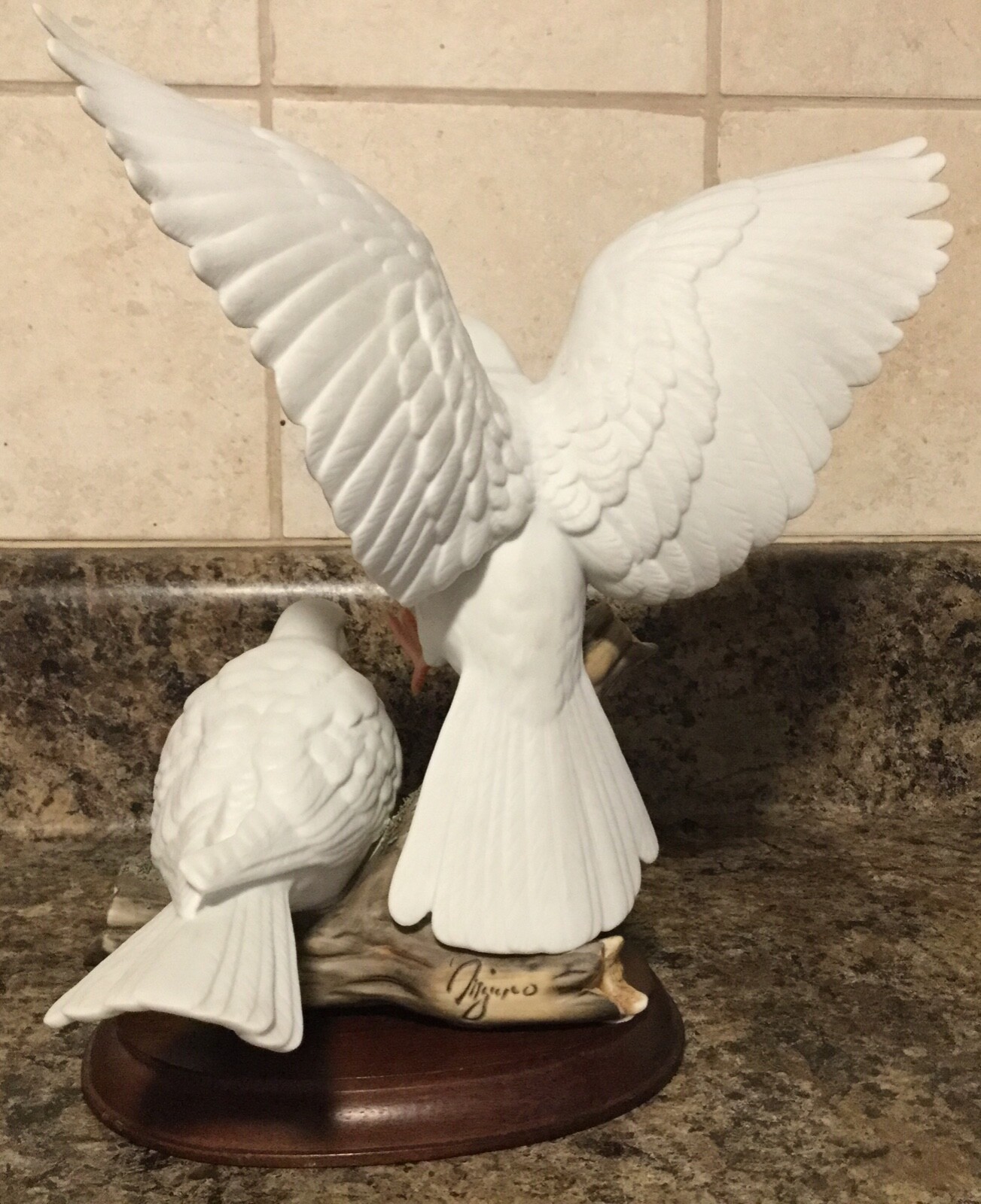 1985 Vintage Homco Home Interiors Masterpiece Porcelain WHITE DOVES Figurine