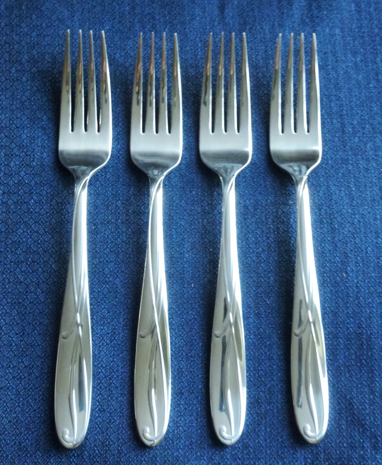 New Mikasa COCOA BLOSSOM Set of 4 Dinner Forks 18/10 Stainless Flatware (8
