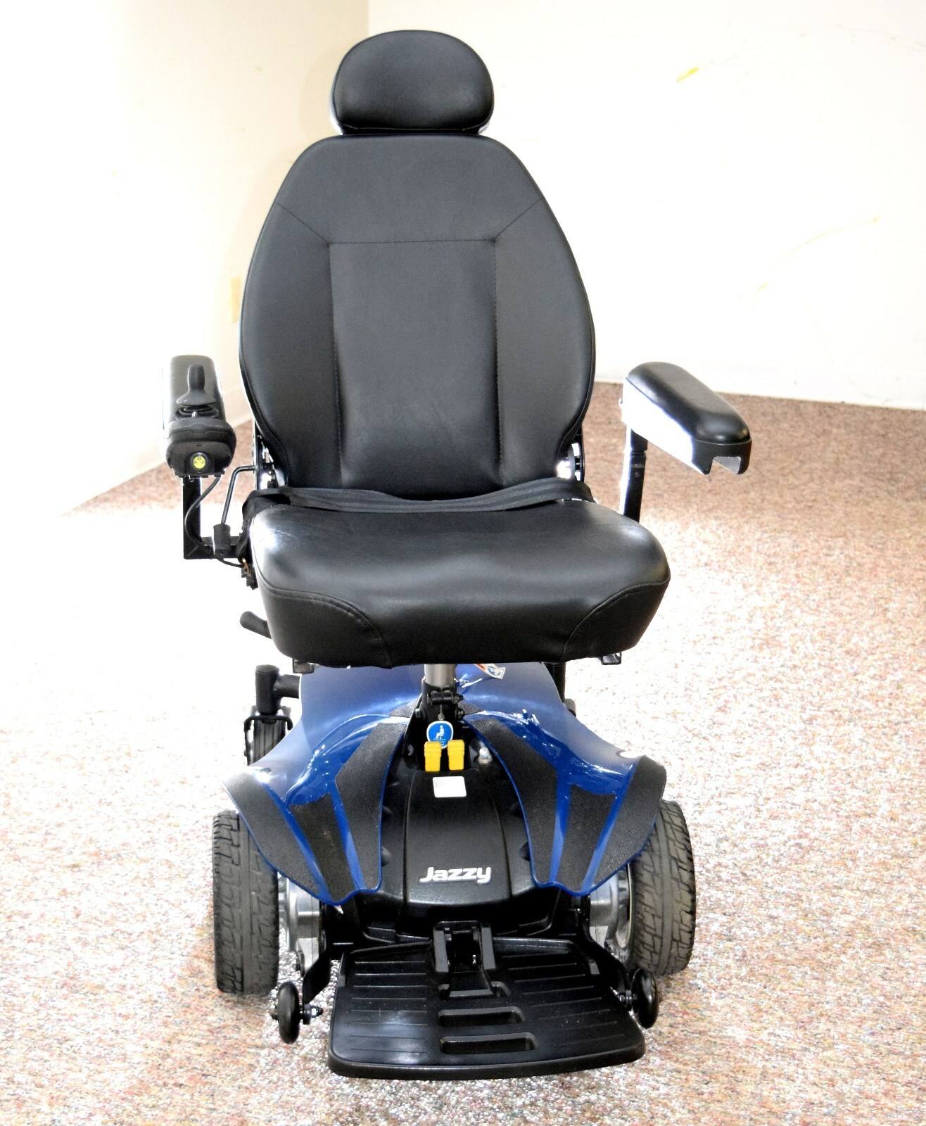 electric wheelchair Jazzy Select Elite nice big seat new batteries very nice