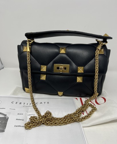 【関税&送料込】Valentino Garavani Leather Medium Roman Stu Valentino Garavani Black Leather Medium Roman Stud Bag