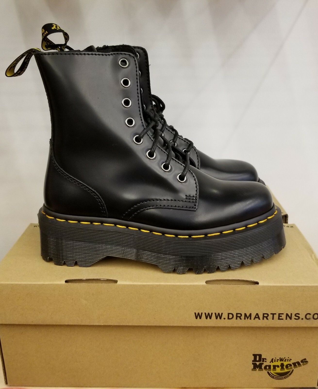 dr martens zillow refine chelsea boot in black leather