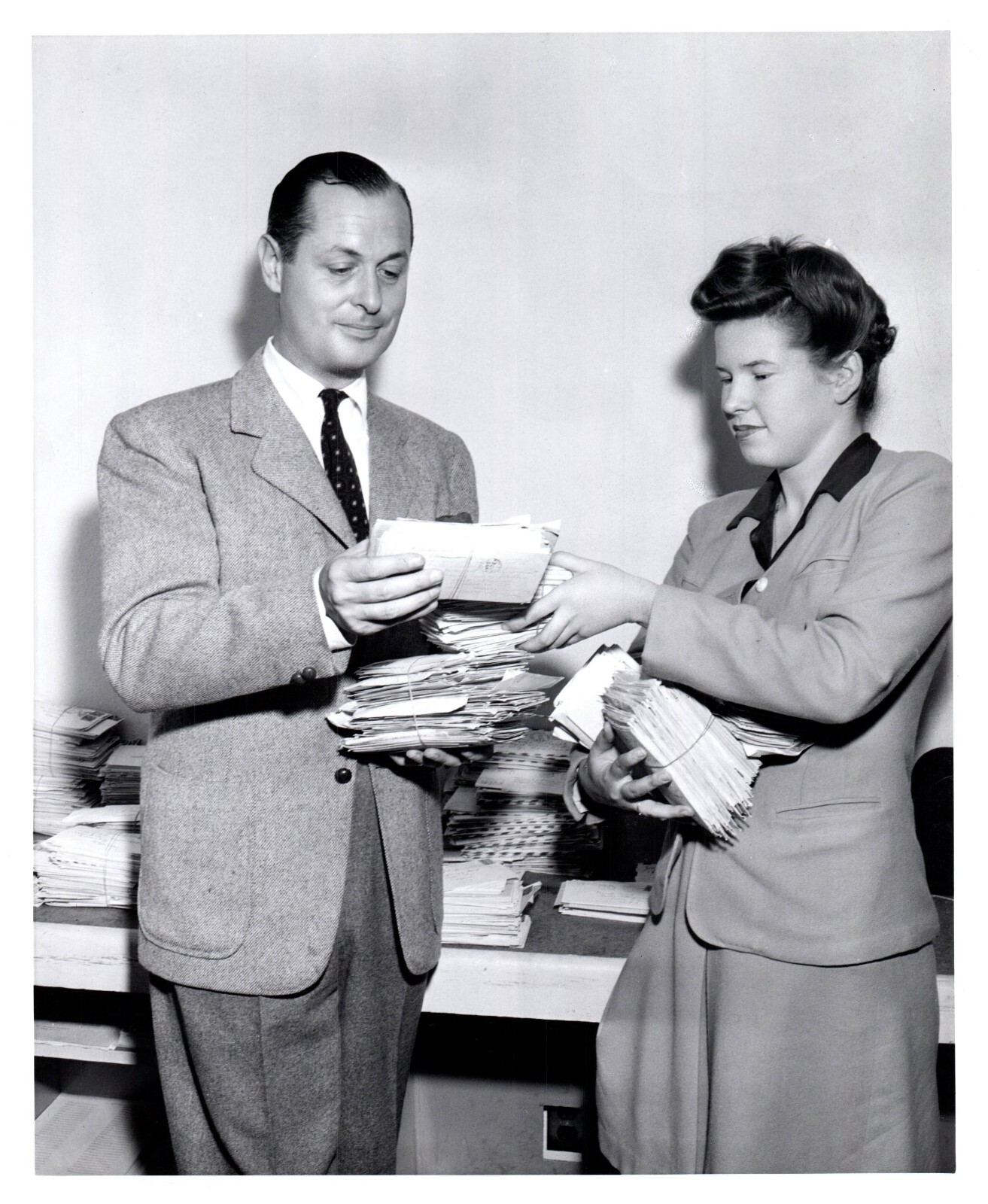 ROBERT MONTGOMERY Terrific Candid ORIGINAL MGM Photo Reading