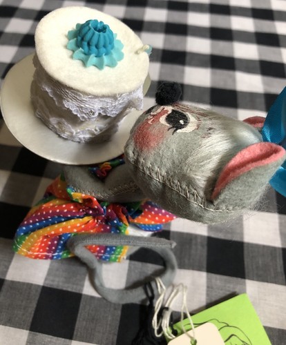 Very Rare!! 1965 Annalee Mobiltee 6 1/2” Mouse W/Birthday Cake And Rainbow Dress