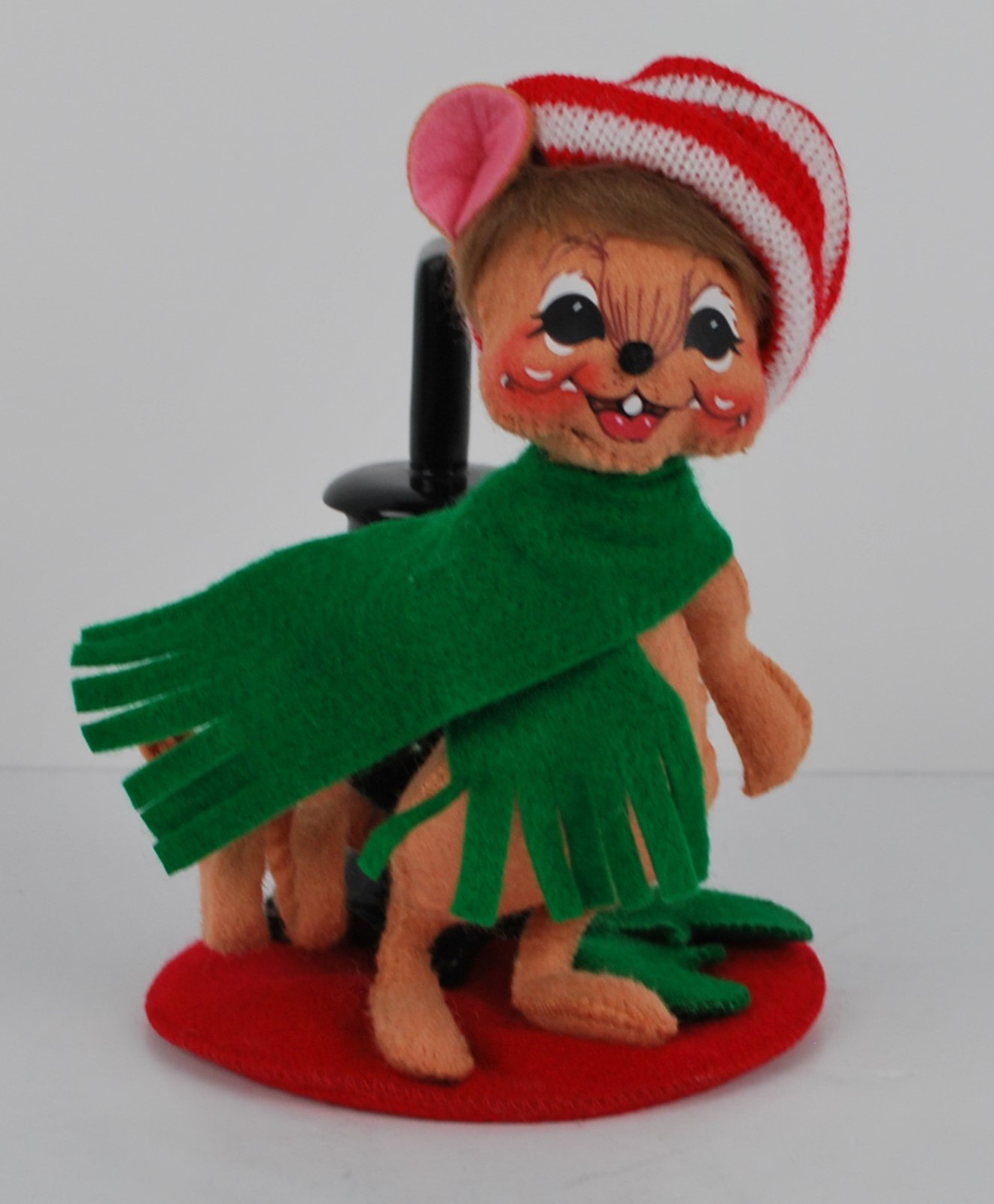 Annalee mouse Pot belly stove Cute stocking hat green scarf 2009
