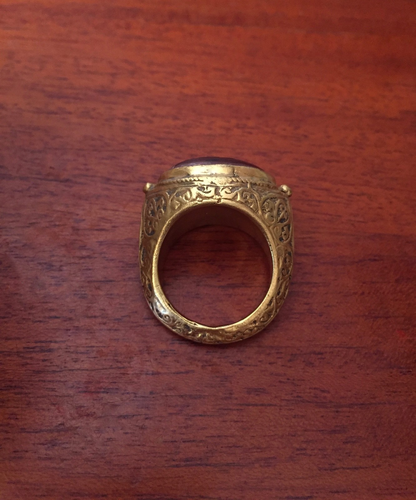 Large Ancient Sassanian Gold Ring with Zebu Bull Cornelian Intaglio