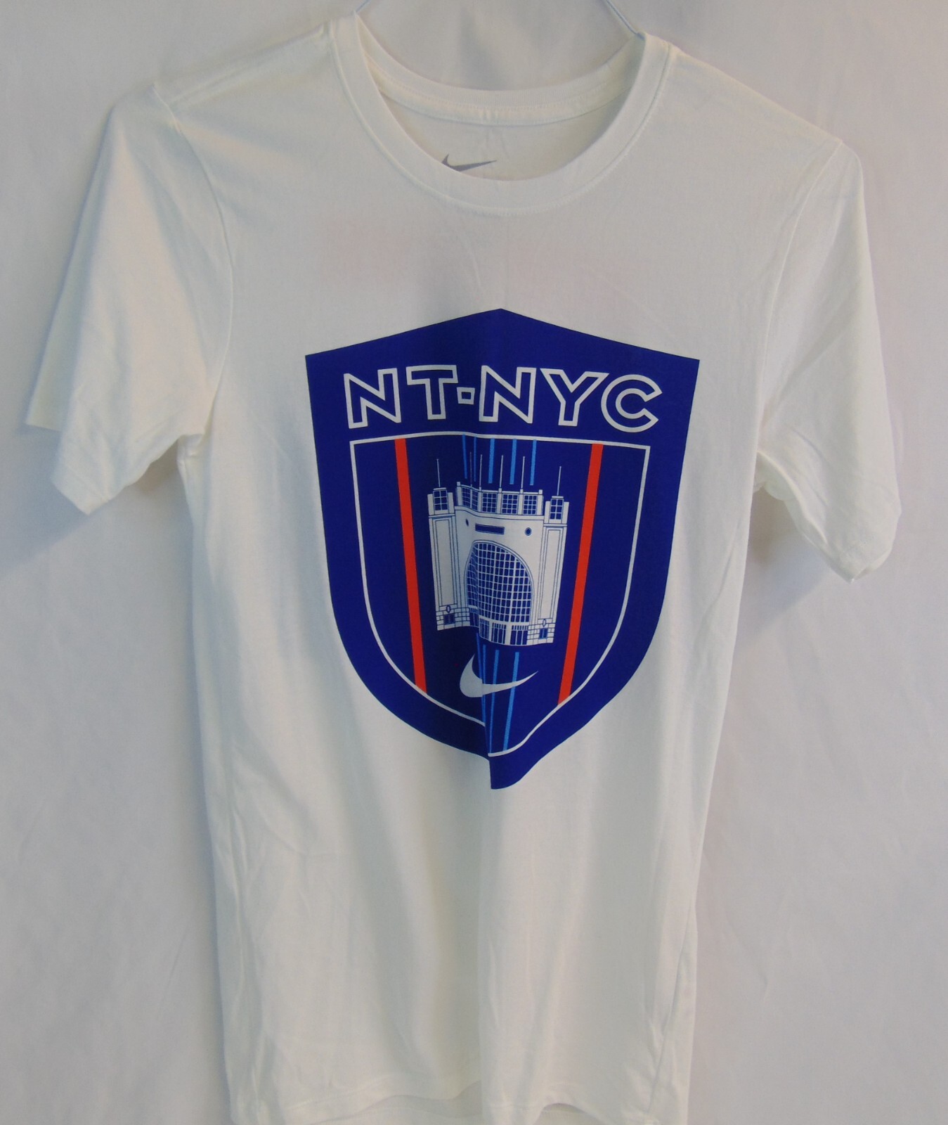 Tシャツ・カットソー NIKE / NEW YORK SWOOSH LOGO T-SHIRT NYC LIMITED WHITE Nike Sportswear Swoosh Men's T-Shirt. Nike.com